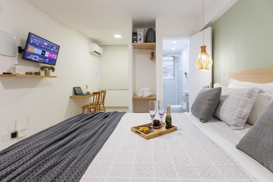 Bed, TV and multimedia, Photo of the whole room, Bedroom