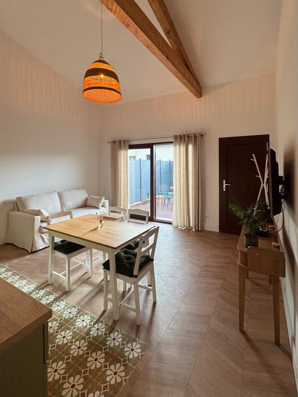 TV and multimedia, Living room, Dining area