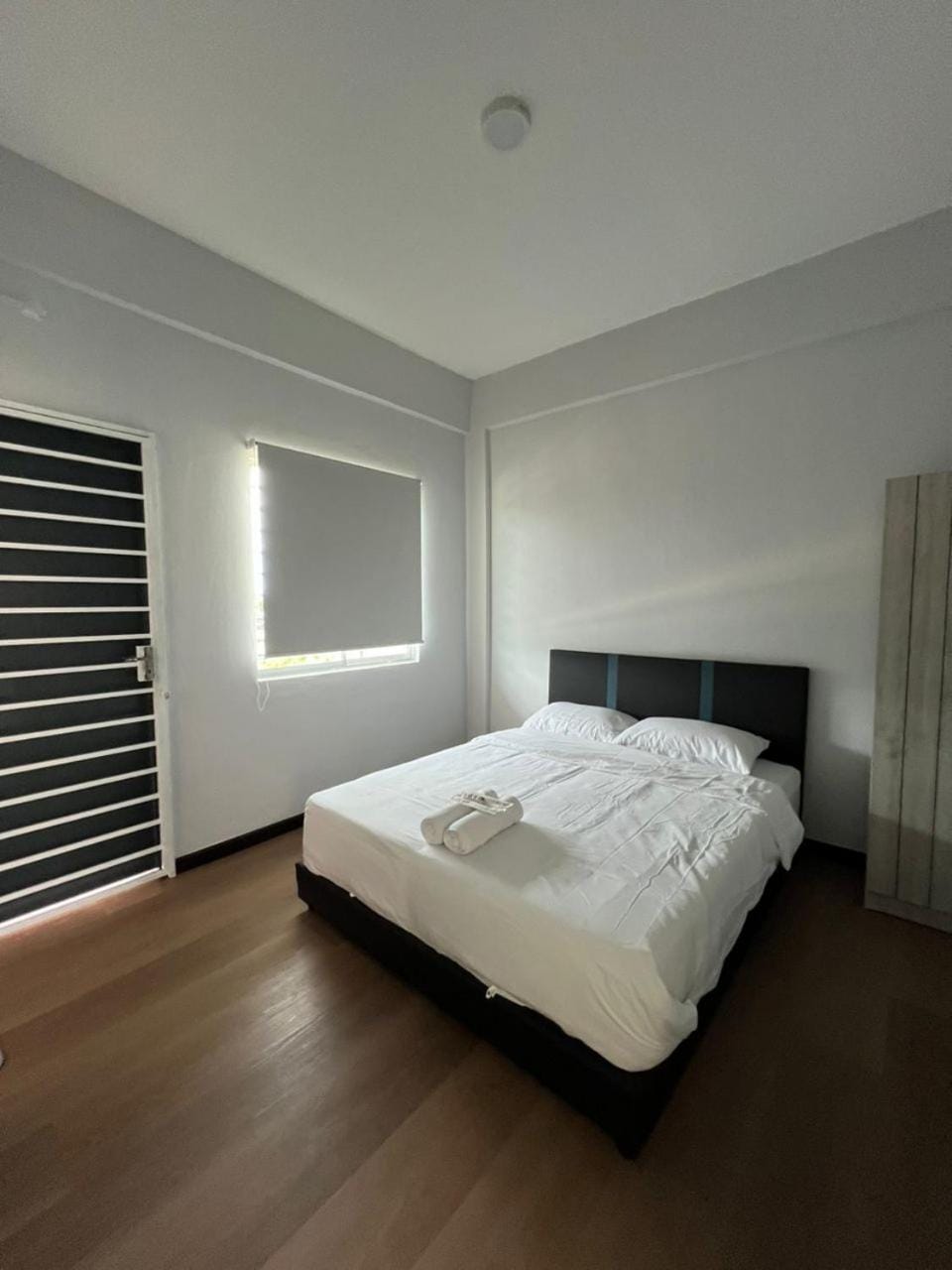 Bedroom, towels