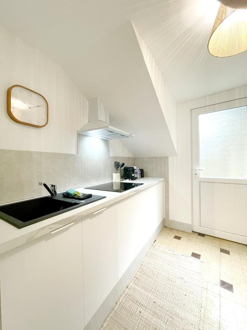 Coffee/tea facilities, Kitchen or kitchenette, stove