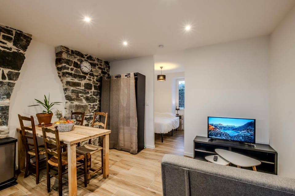 TV and multimedia, Living room, Seating area, Dining area