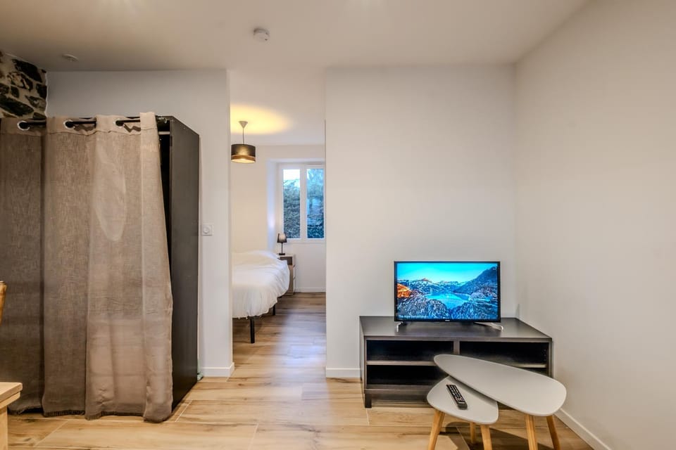 Bed, TV and multimedia, Living room, Seating area, Bedroom