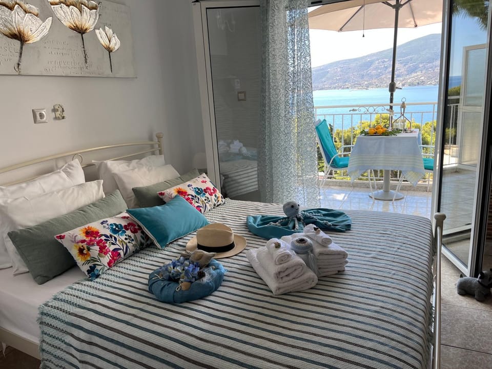 Bed, Balcony/Terrace, Photo of the whole room, Bedroom, Sea view, towels