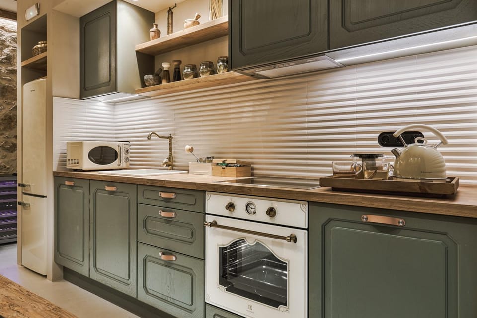 Coffee/tea facilities, Kitchen or kitchenette, stove, toaster