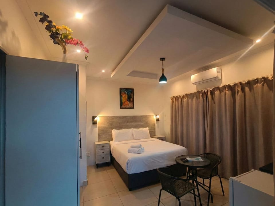 Bed, Photo of the whole room, Seating area, Bedroom