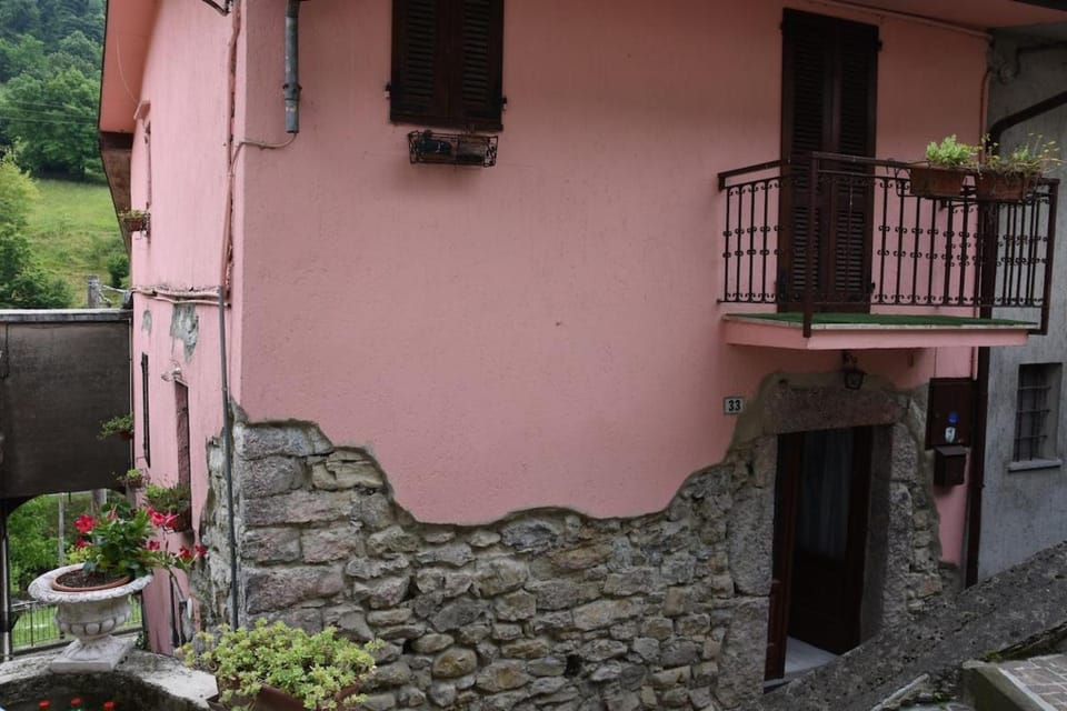 Nidodirocco relaxation and fabulous landscapes and lake House in Province of Brescia