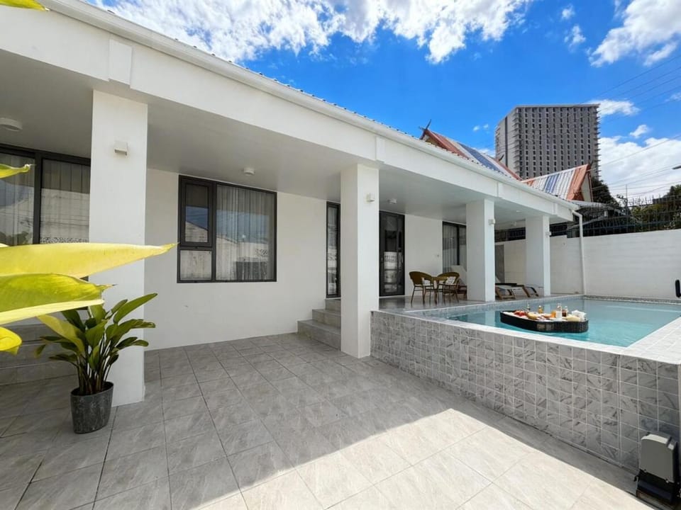 Q8-Luxury Pool Villa with Mahjong near Terminal 21 Villa in Pattaya City