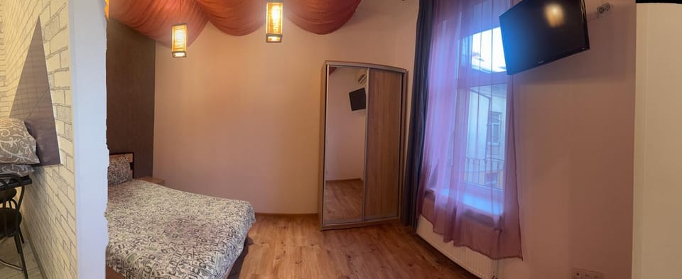 Bed, TV and multimedia, Photo of the whole room