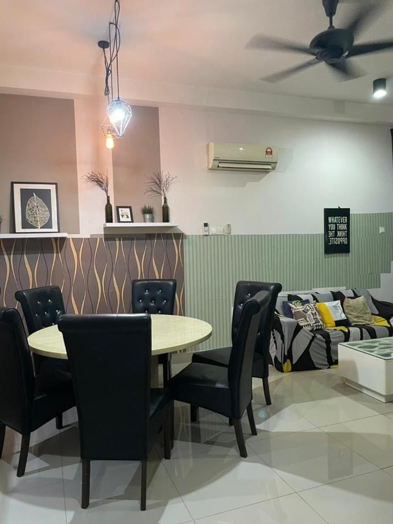 17 Delight 3BR2 Pax7 Balcony swimming pool view Apartment in Johor Bahru