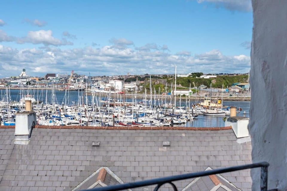 Cosy Fisherman's Cottage with Balcony & Sea Views House in Plymouth