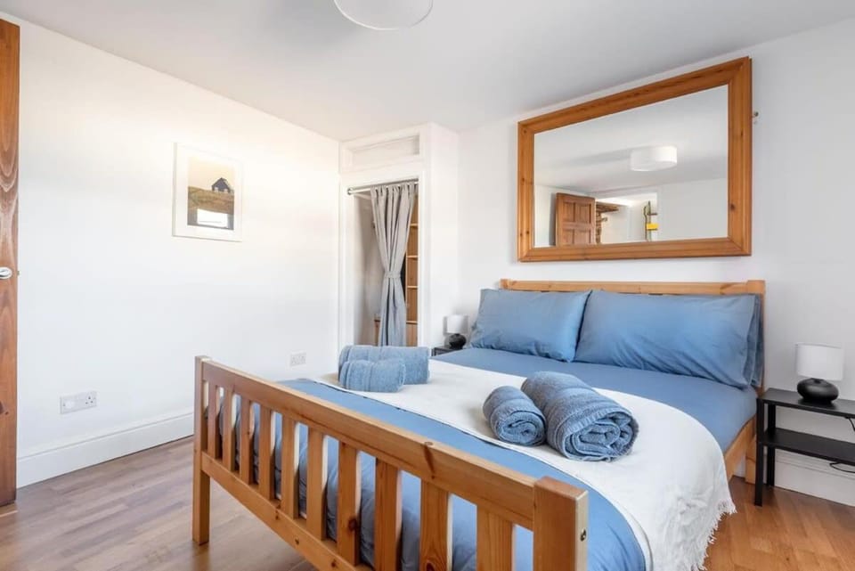 Cosy Fisherman's Cottage with Balcony & Sea Views House in Plymouth