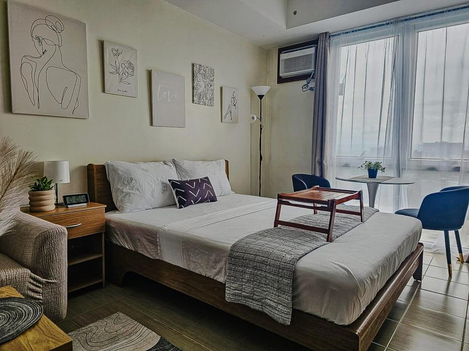 A Million Escape I 55" TV Queen Bed Studio - Sunrise Kasara Pasig Apartment hotel in Pasig