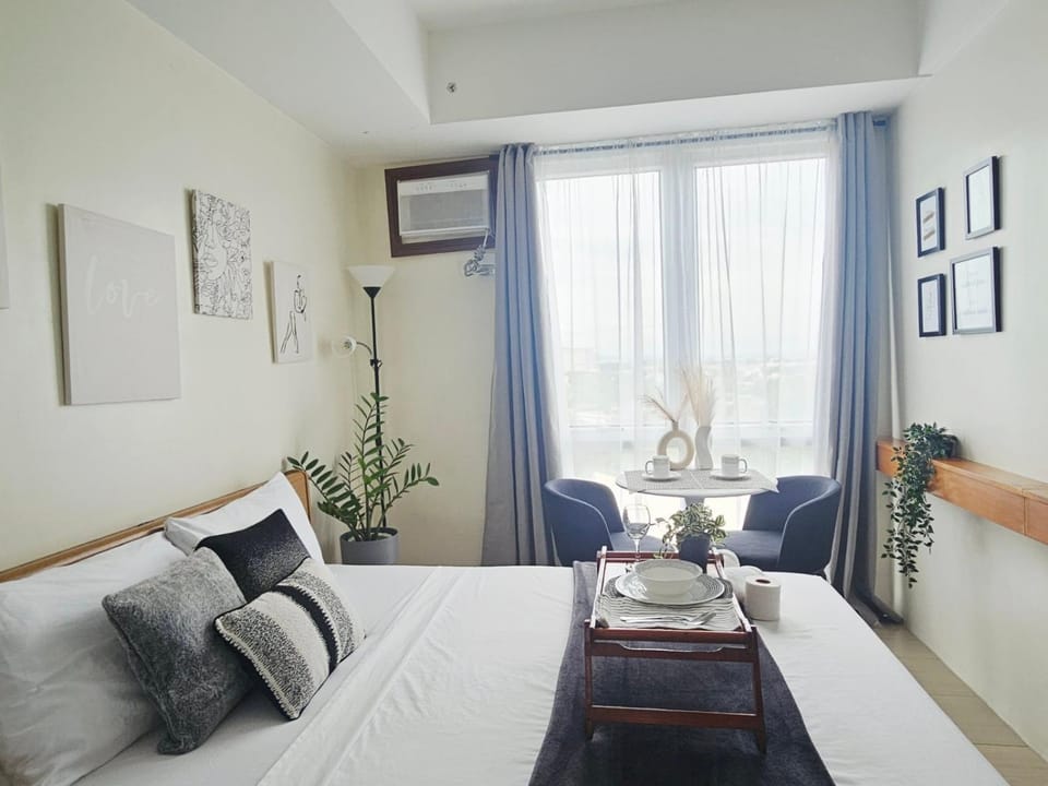 A Million Escape I 55" TV Queen Bed Studio - Sunrise Kasara Pasig Apartment hotel in Pasig