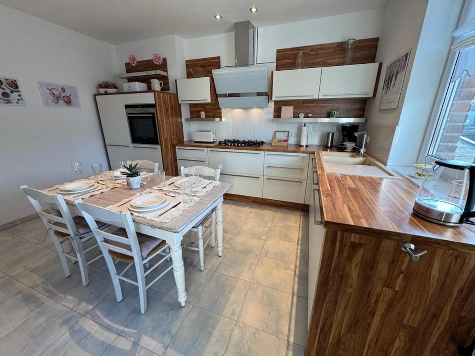 Kitchen or kitchenette, Dining area, dishwasher, oven, pet friendly, stove, toaster
