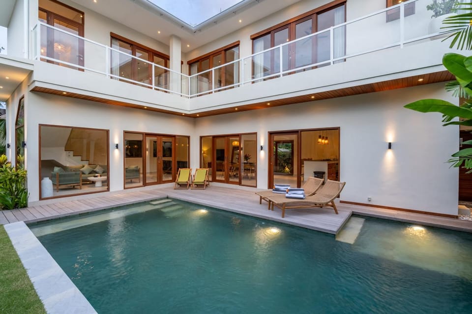 Property building, Pool view, Swimming pool, sunbed