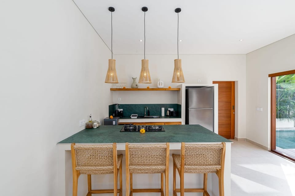 Kitchen or kitchenette, Seating area, Dining area, stove