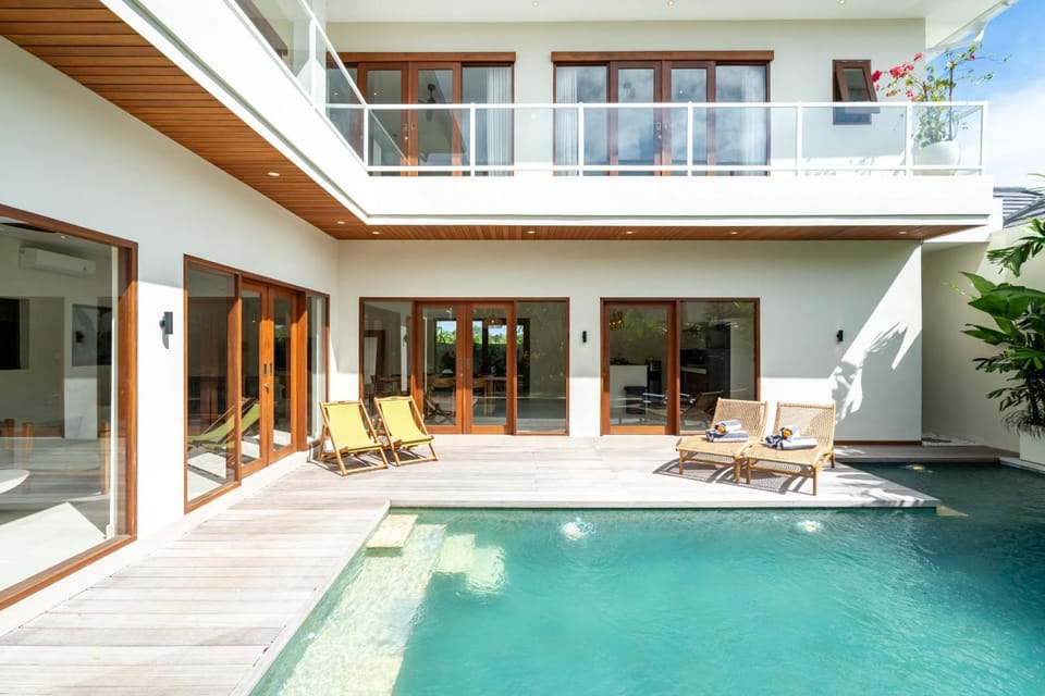 Property building, Balcony/Terrace, Pool view, Swimming pool, sunbed