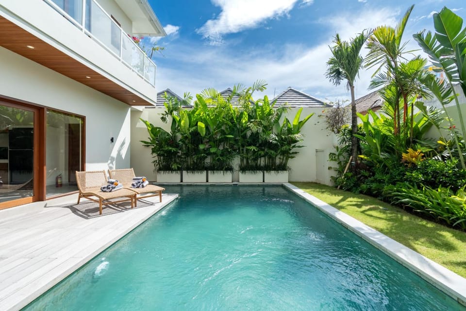 Property building, Garden, Garden view, Pool view, Swimming pool, sunbed