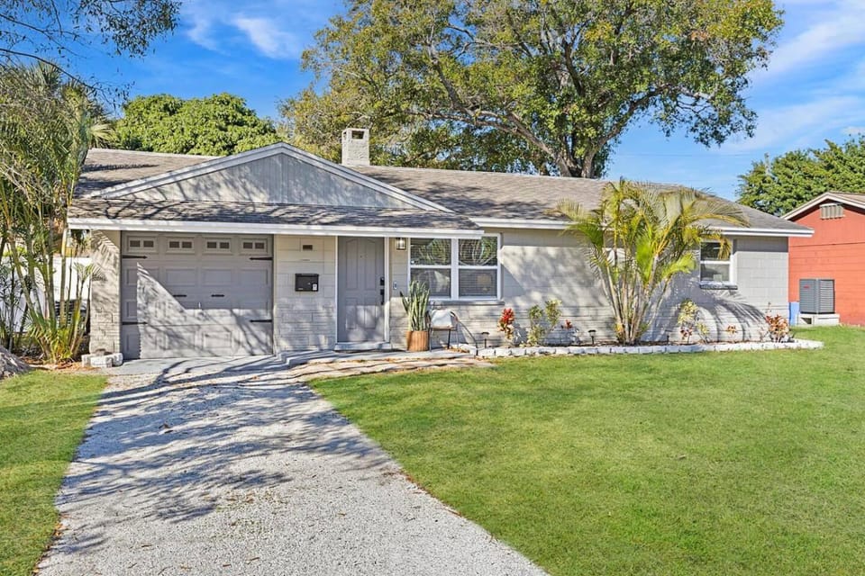 Right at Home Stays - Modern 2BR 2BA with Yard & Fireplace House in Pinellas Park