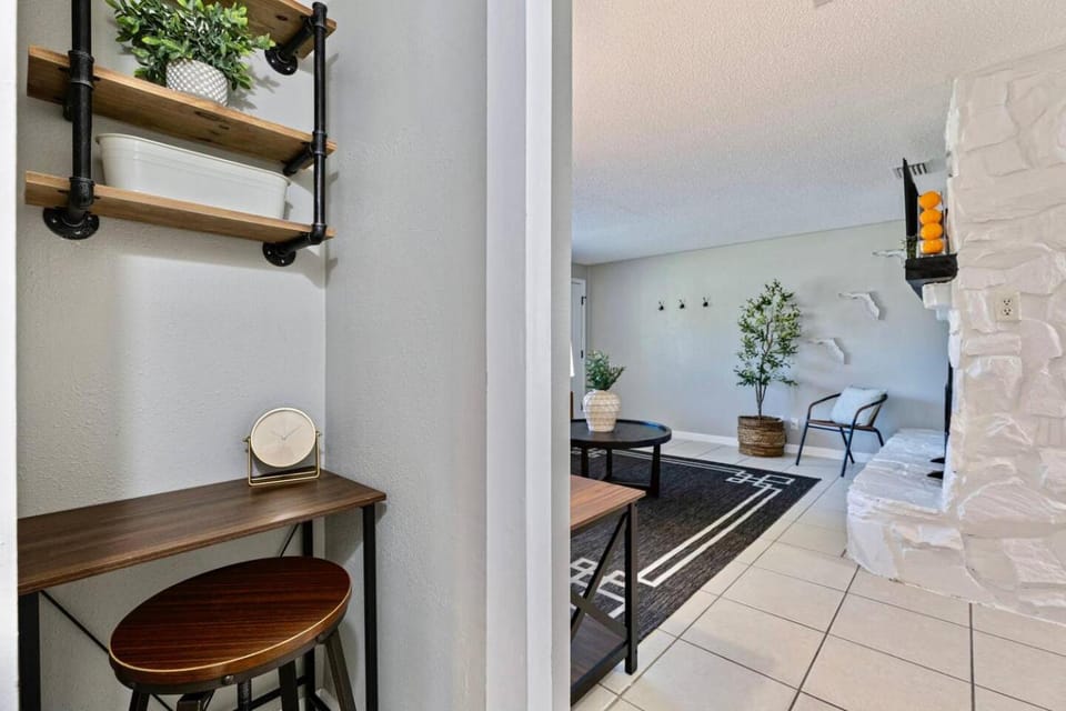 Right at Home Stays - Modern 2BR 2BA with Yard & Fireplace House in Pinellas Park