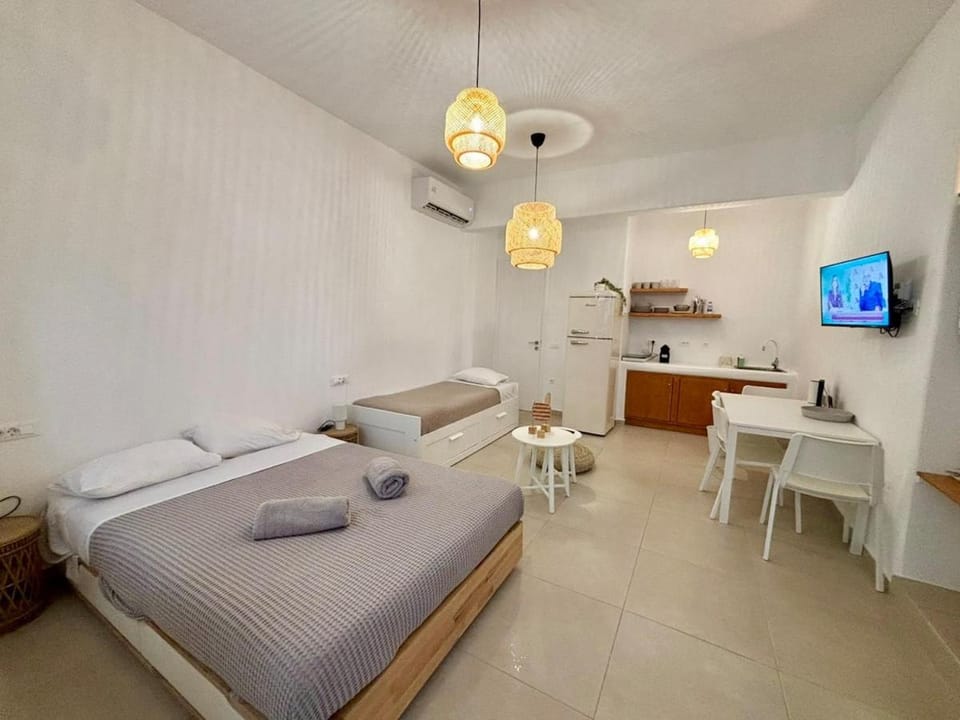 Bed, TV and multimedia, Kitchen or kitchenette, Living room, Photo of the whole room, Seating area, Dining area, Bedroom, towels