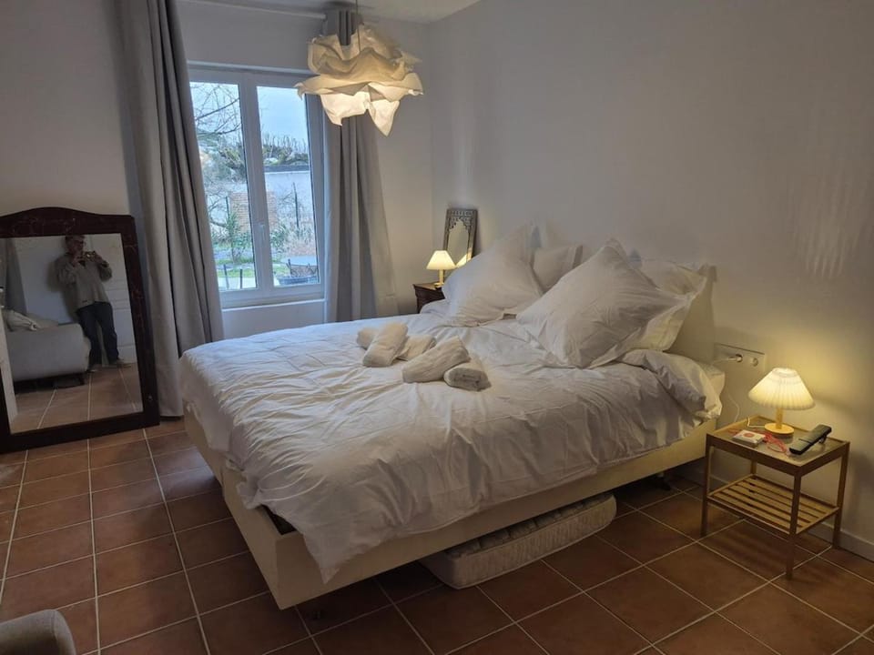 Bed, Photo of the whole room, Bedroom, towels