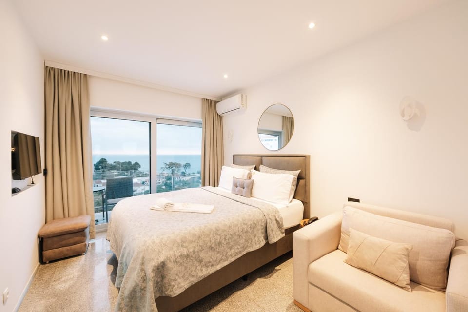 Bed, TV and multimedia, Living room, Photo of the whole room, Seating area, Bedroom