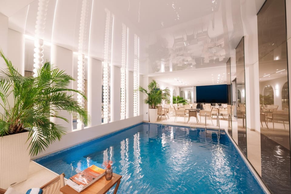 Communal lounge/ TV room, TV and multimedia, Evening entertainment, Pool view, Swimming pool