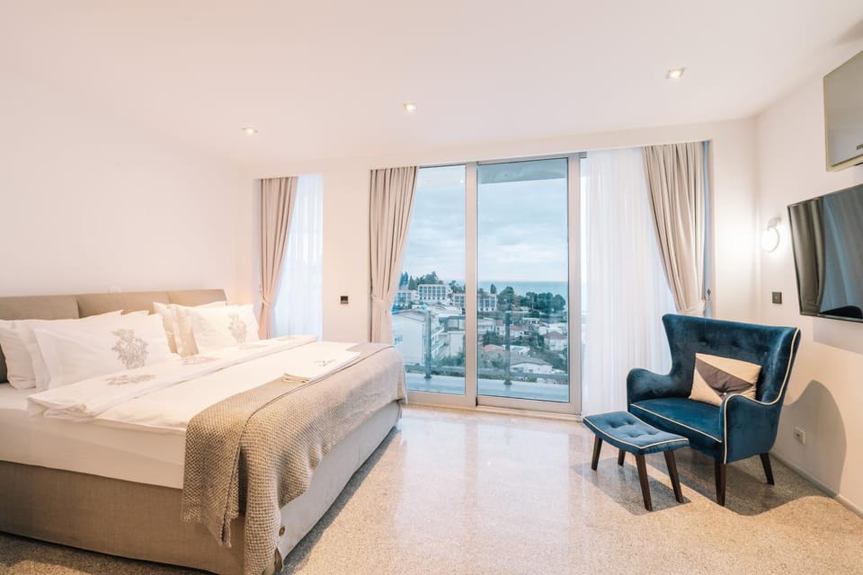 Bed, Natural landscape, TV and multimedia, View (from property/room), Balcony/Terrace, Living room, Photo of the whole room, Seating area, Bedroom