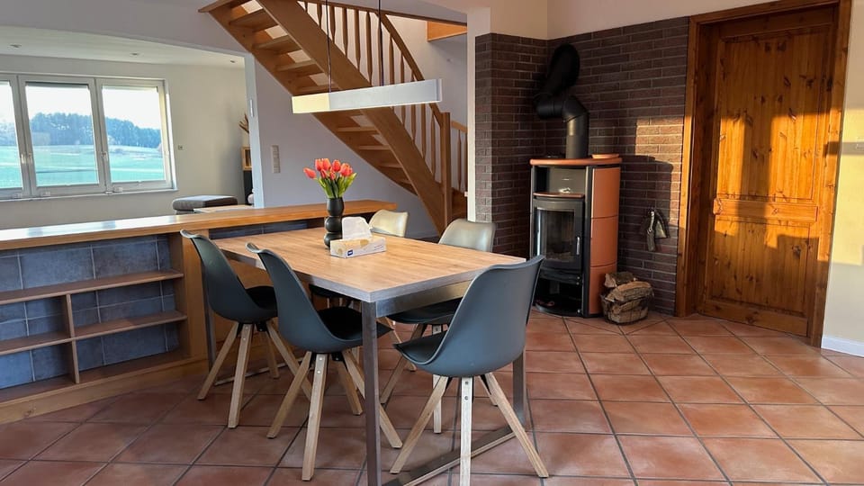 Kitchen or kitchenette, Seating area, Dining area, fireplace, oven