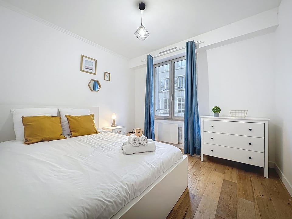 Bed, Photo of the whole room, Bedroom, storage