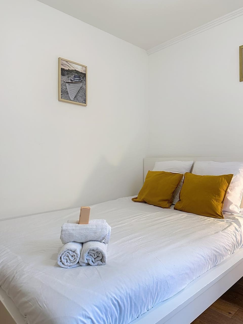 Bed, Photo of the whole room, towels
