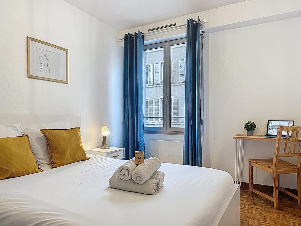 Bed, Photo of the whole room, Seating area, towels