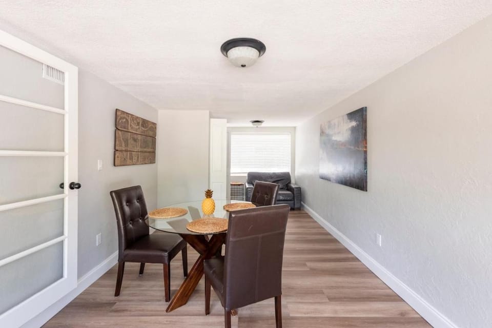 Seating area, Dining area, laundry