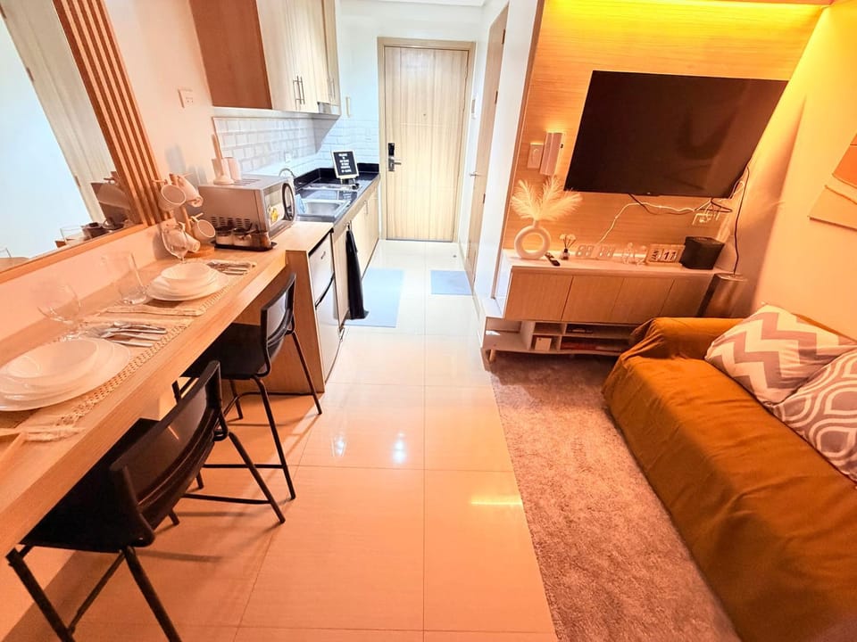 Bayshore Getaway Condotel by Clowie Bed and Breakfast in Pasay