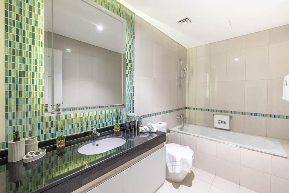 Luxe Living At Damac heights - Dubai Marina - Marina & Sea Views Apartment in Dubai