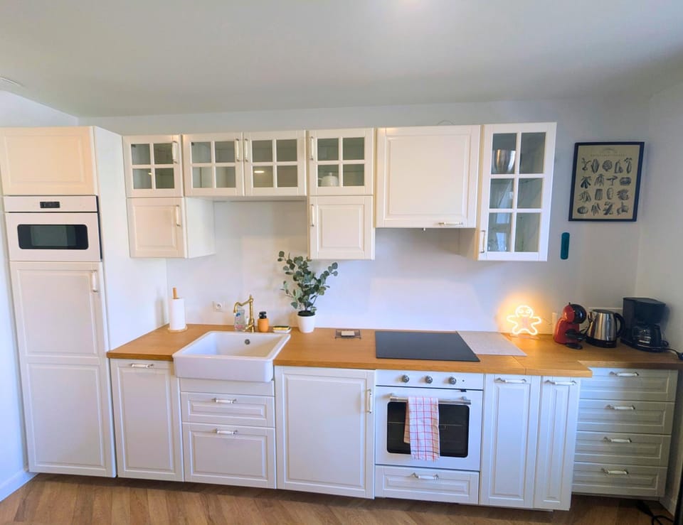 Coffee/tea facilities, Kitchen or kitchenette, oven, stove, toaster