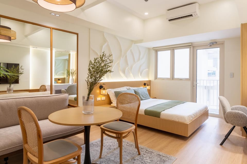 Luxury 1 BR City View in Park Mckinley West Fast Wi-Fi Washer Dryer Apartment hotel in Makati