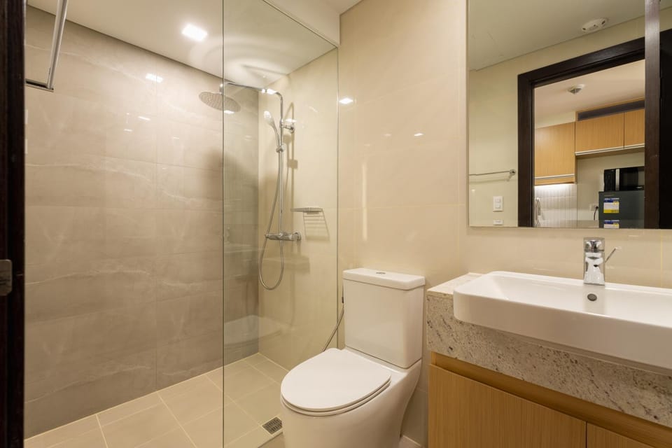Luxury 1 BR City View in Park Mckinley West Fast Wi-Fi Washer Dryer Apartment hotel in Makati