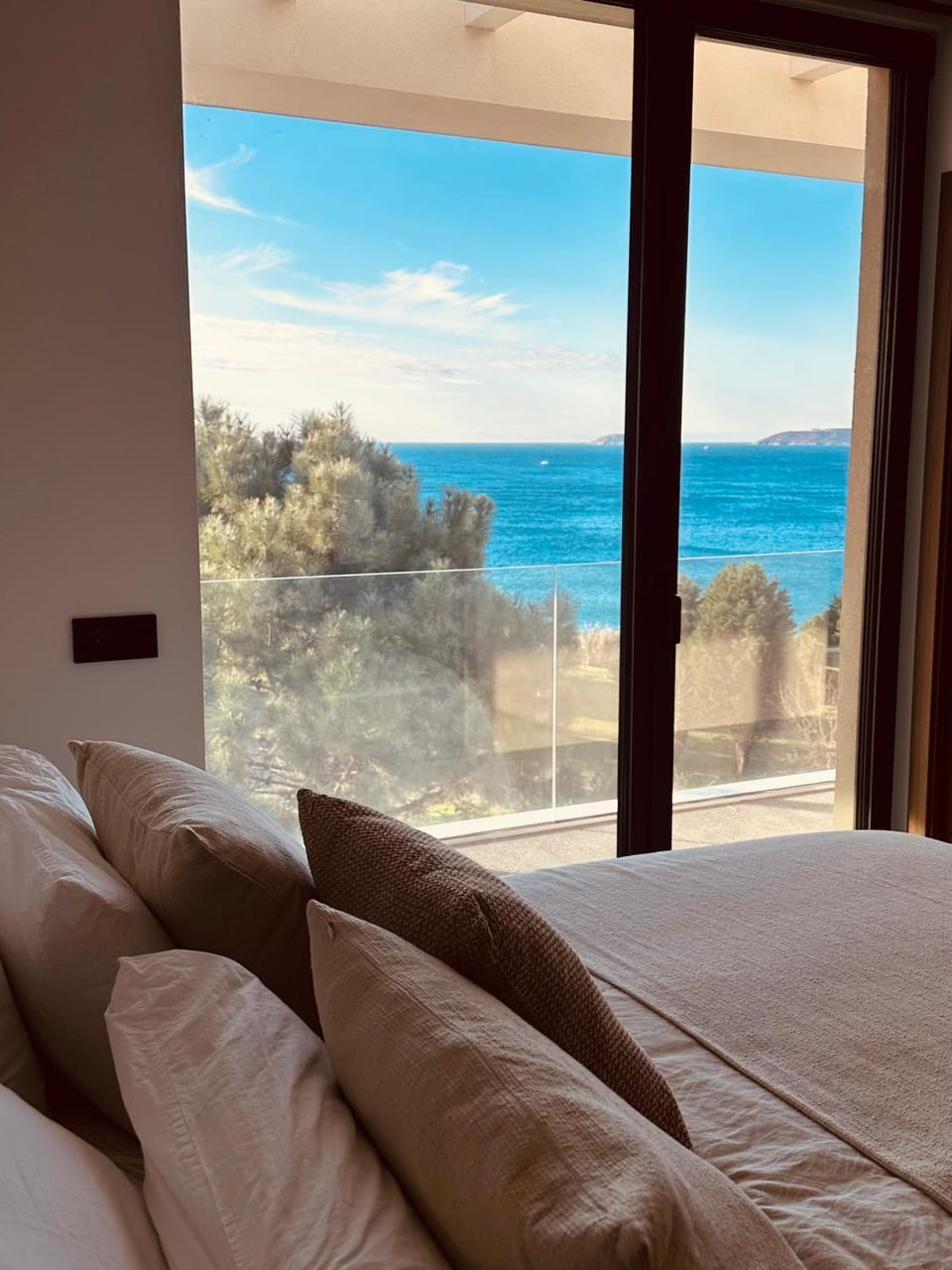 Bed, Natural landscape, Balcony/Terrace, Bedroom, Sea view