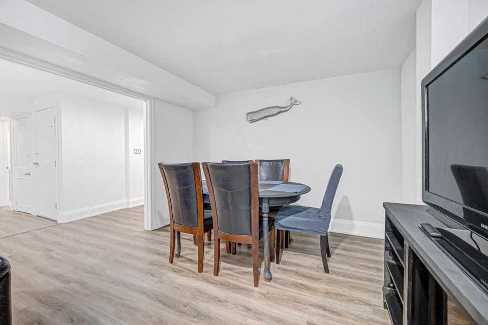 166 Basement - Cozy 3BR Markham Stay, Patio, Parking, Pet-Free Apartment in Markham