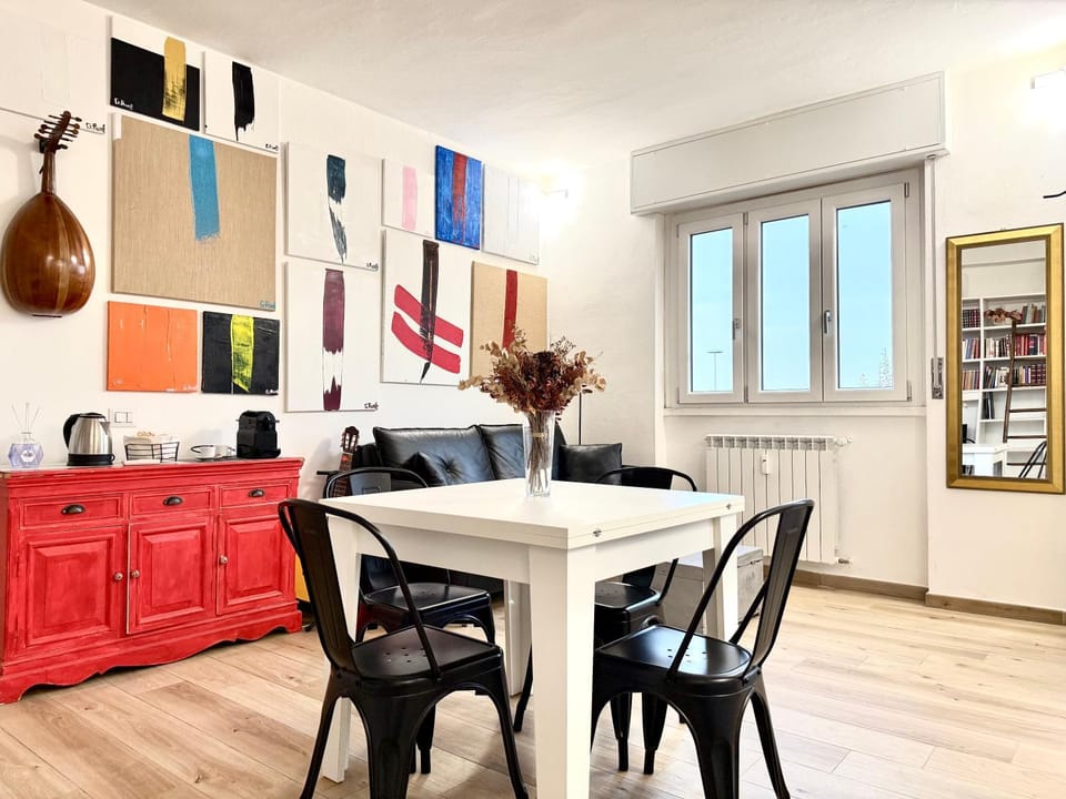 Coffee/tea facilities, Living room, Seating area, Dining area