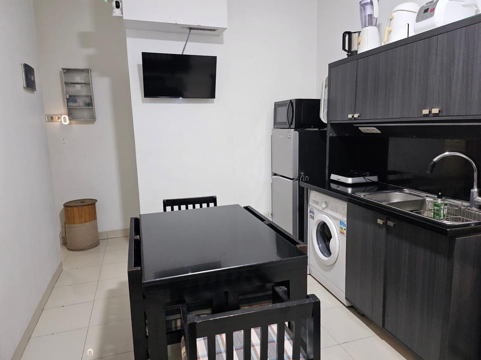 Kitchen or kitchenette, Dining area, microwave, washing machine