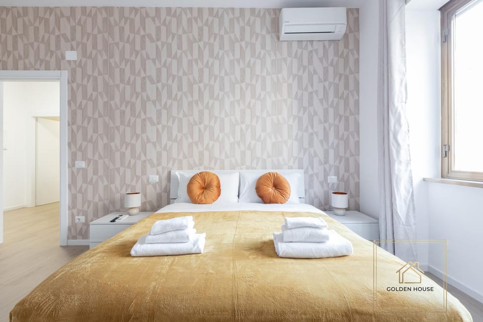 Bed, Photo of the whole room, Bedroom, towels, air conditioner