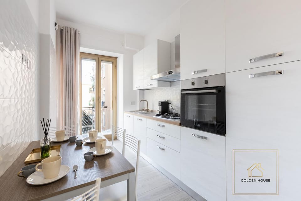 Coffee/tea facilities, Kitchen or kitchenette, Dining area, stove