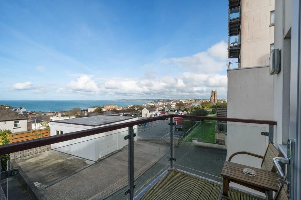 Modern Mews Home with Sea Views Private Parking House in Newquay