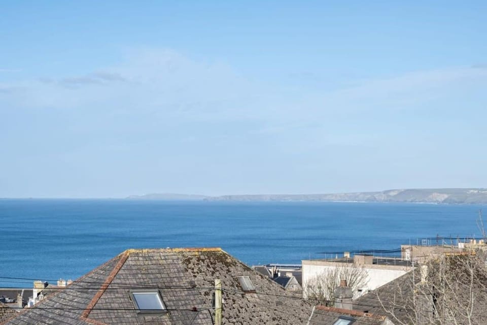 Modern Mews Home with Sea Views Private Parking House in Newquay