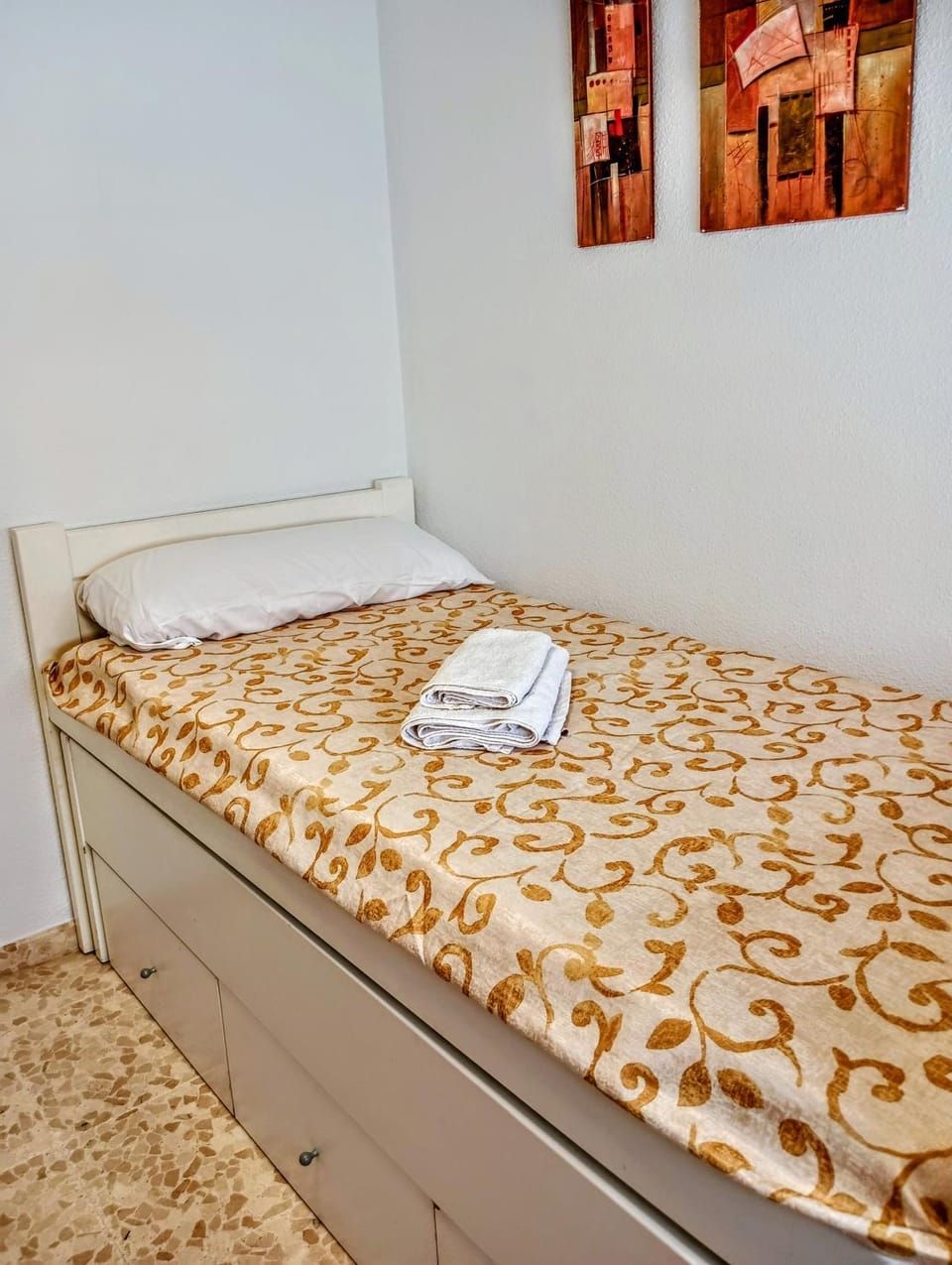Bed, Bedroom, towels