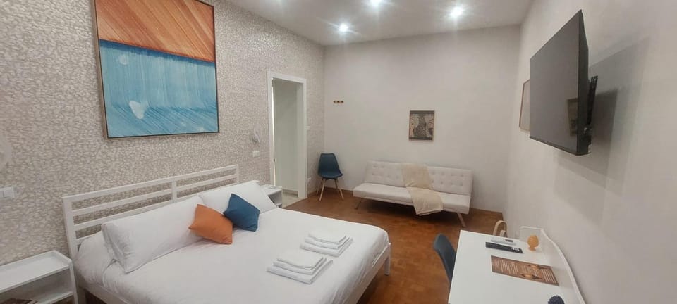 Bed, TV and multimedia, Photo of the whole room, Bedroom