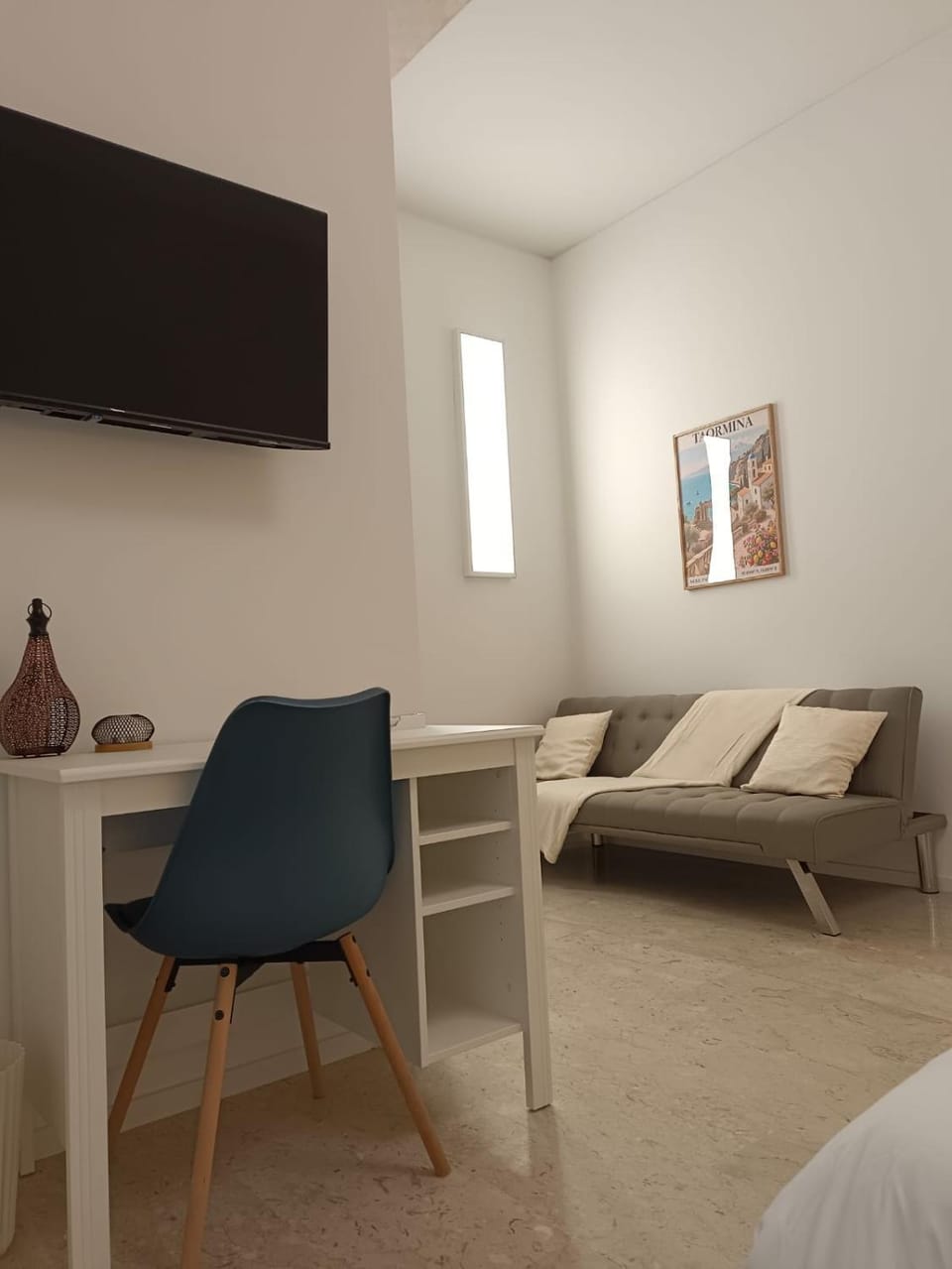Bed, TV and multimedia, Photo of the whole room, Seating area, Bedroom